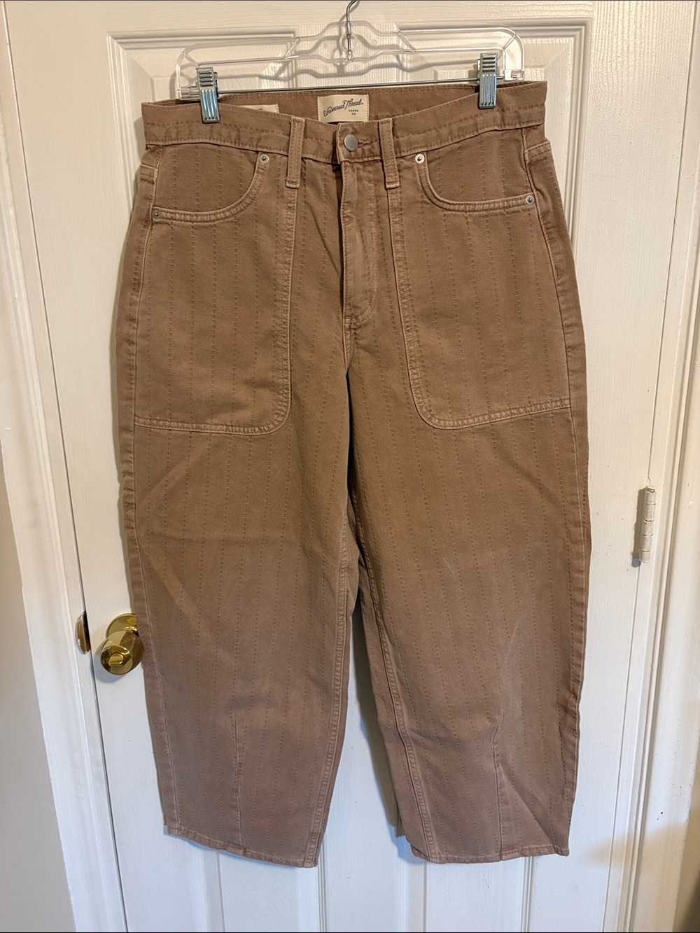 Universal Thread Women’s Tan high rise easy barrel jeans. Size 10. Like new.